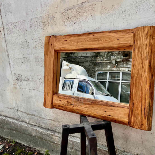 Зеркало в раме из старого дуба